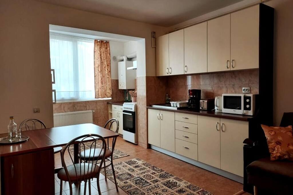 Spacious Flat, With Free Parking & Air Conditioning Floresti  Exterior photo