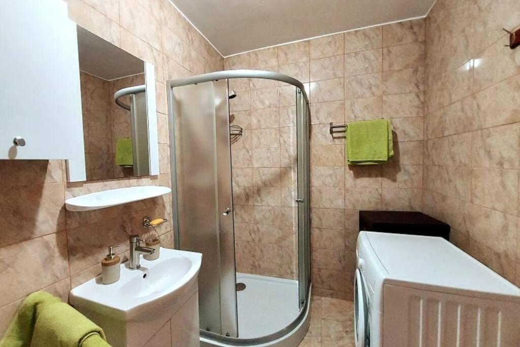 Spacious Flat, With Free Parking & Air Conditioning Floresti  Exterior photo